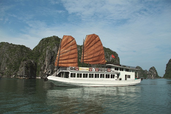 tàu ghép thăm vịnh Hạ Long