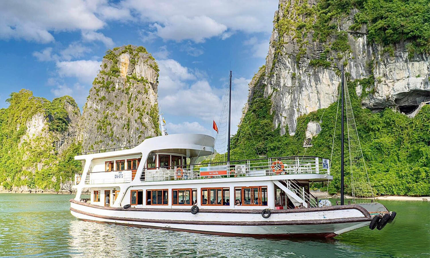 Ngắm trọn cảnh Hạ Long trên một chiếc tàu thăm vịnh Ngắm trọn cảnh Hạ Long trên một chiếc tàu thăm vịnh