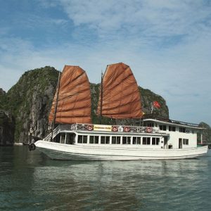 Tàu ghép thăm vịnh Hạ Long 1/2 ngày