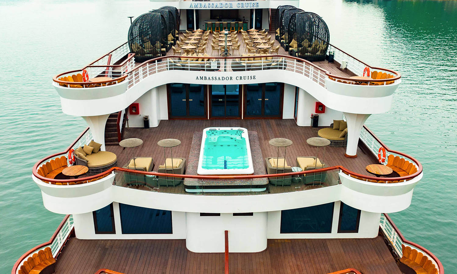 Dịch vụ đăng cấp 5 sao trên du thuyền Ambassador Dịch vụ đăng cấp 5 sao trên du thuyền Ambassador