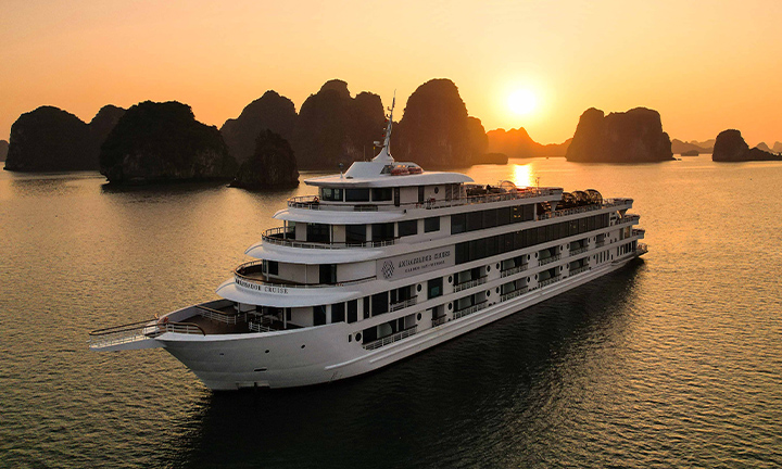 Ambassador Cruise trong ngày