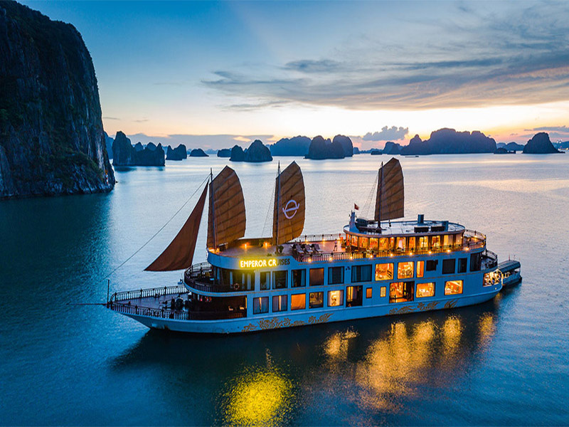 Du thuyền Emperor Cruises với thiết kế sang trọng, độc đáo