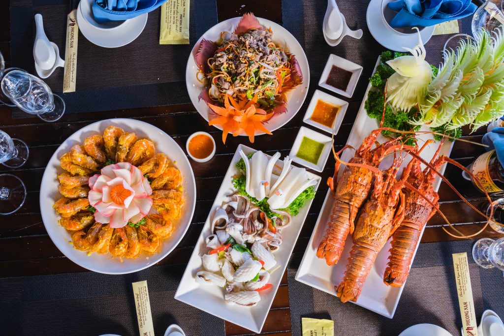 Menu đa dạng với ẩm thực đậm chất Á Đông, đặc sản ba miền từ rừng xuống biển ngon hấp dẫn.