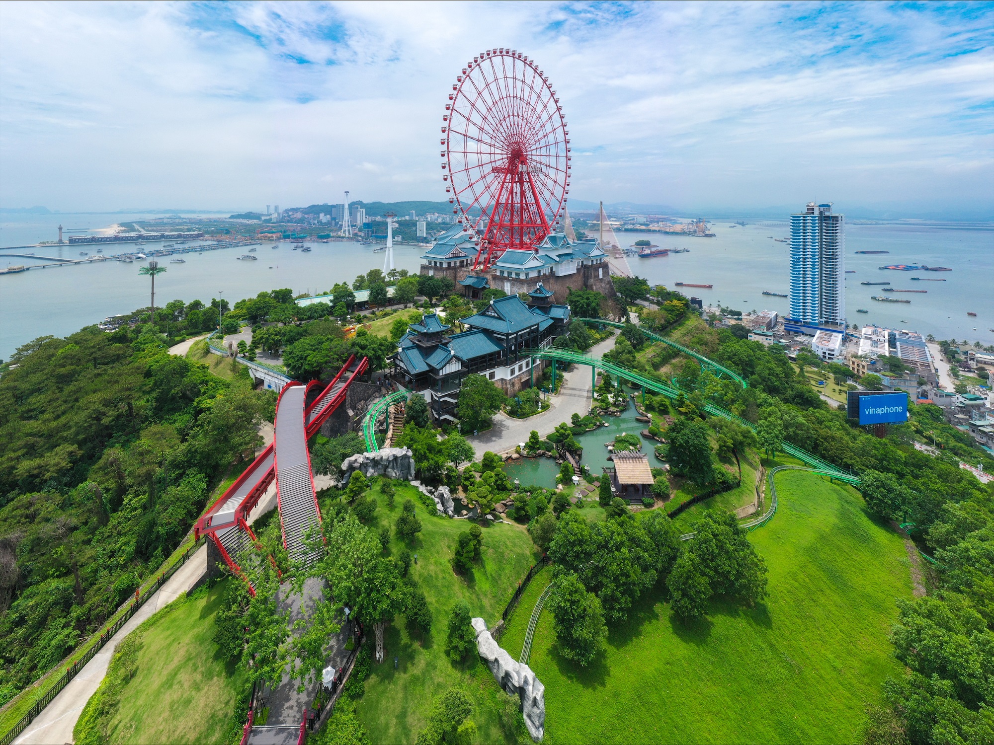 Khu vui chơi Hạ Long - Cáp treo nữ hoàng, Vòng quay Mặt trời