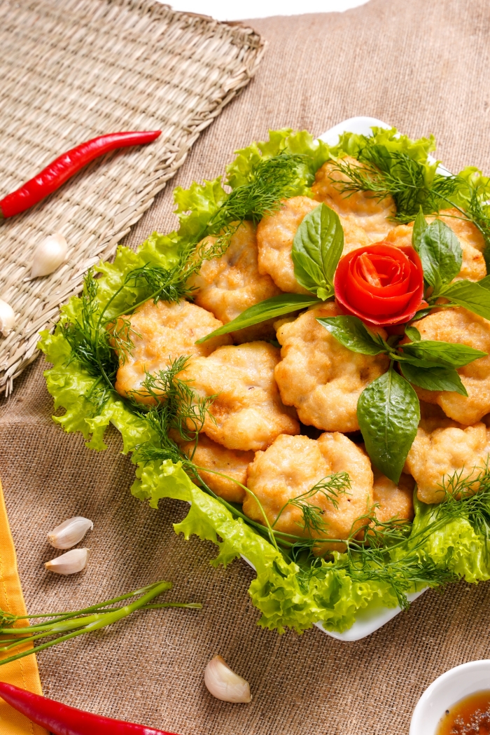 Hương vị thơm ngon nhờ miếng chả mực chế biến theo bí quyết gia truyền.