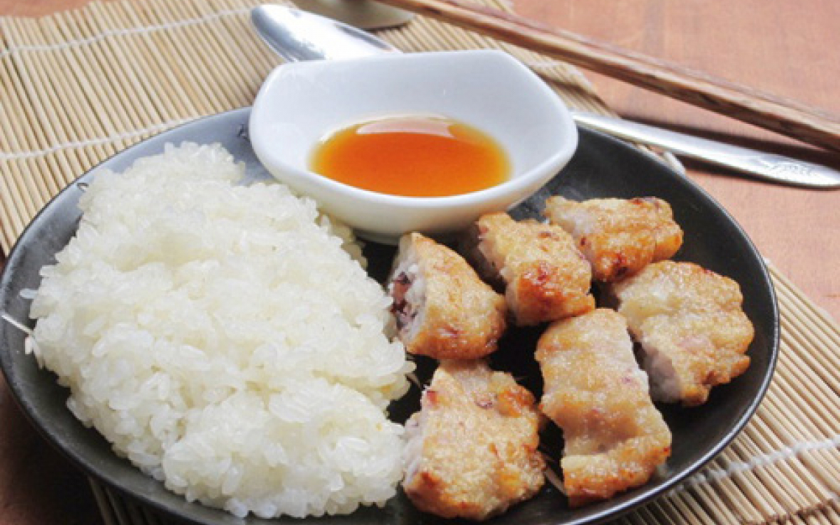 Ăn chả mực vàng ruộm cùng xôi trắng nóng hổi, ngon khó cưỡng.