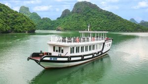 tàu thăm vịnh hạ long